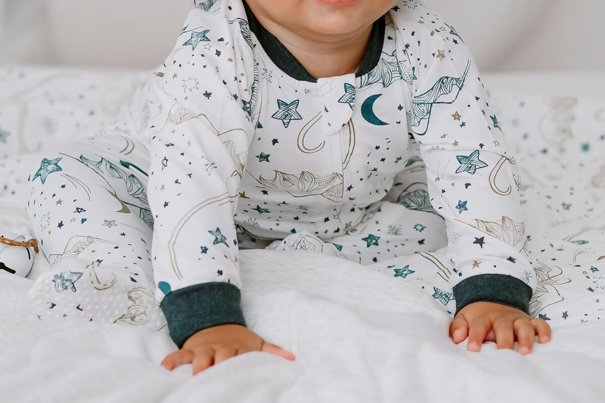 Nest Designs Long Sleeve Footed Sleeper (Avocado Bamboo) - Stars White