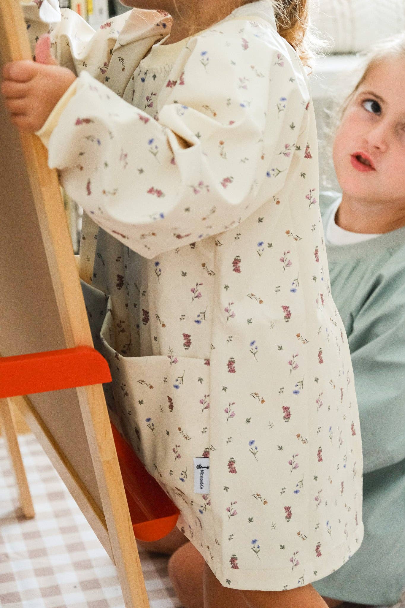 Children's waterproof artist apron: The flowers