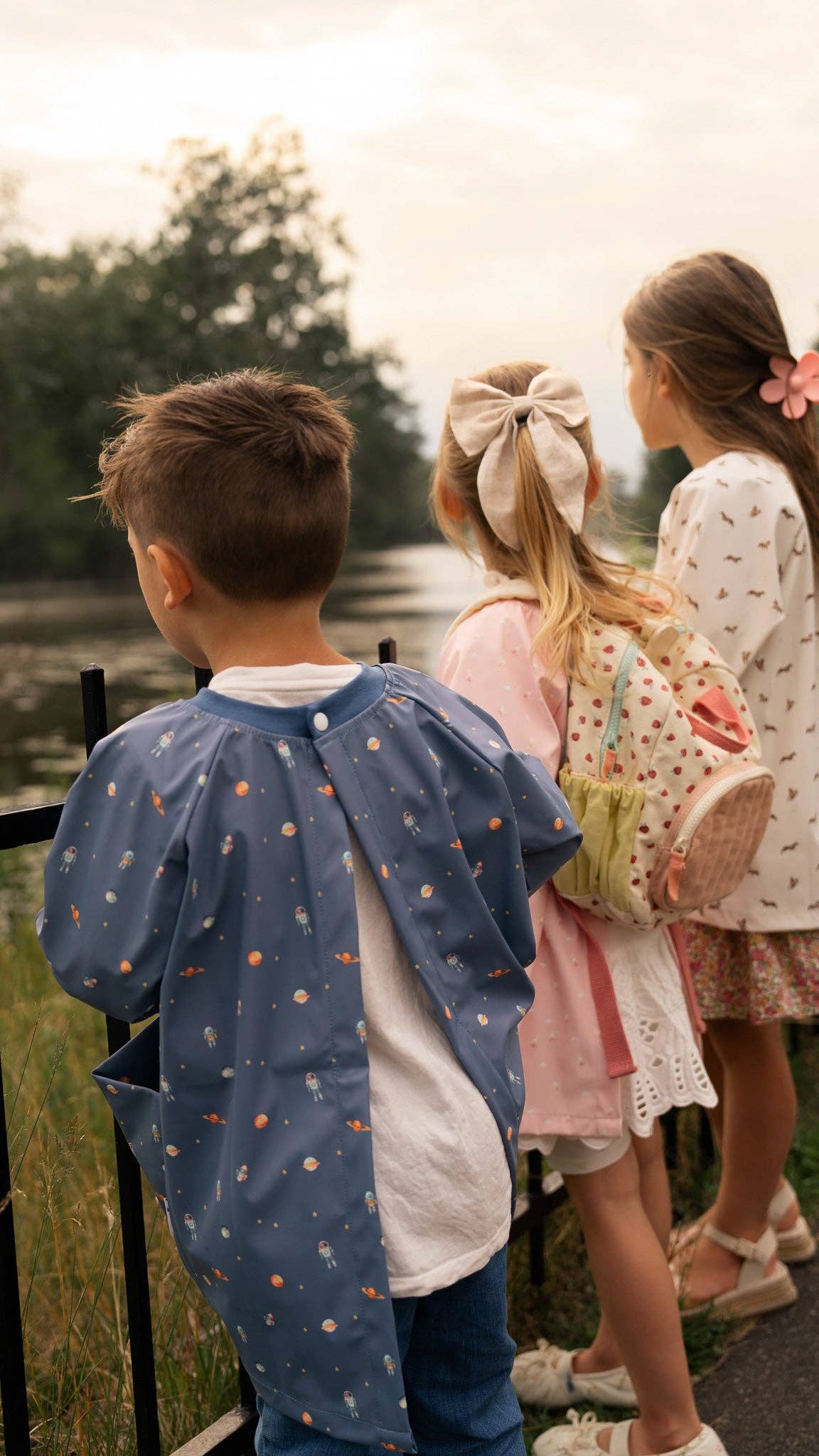 Children's waterproof artist apron: Vichy caramel