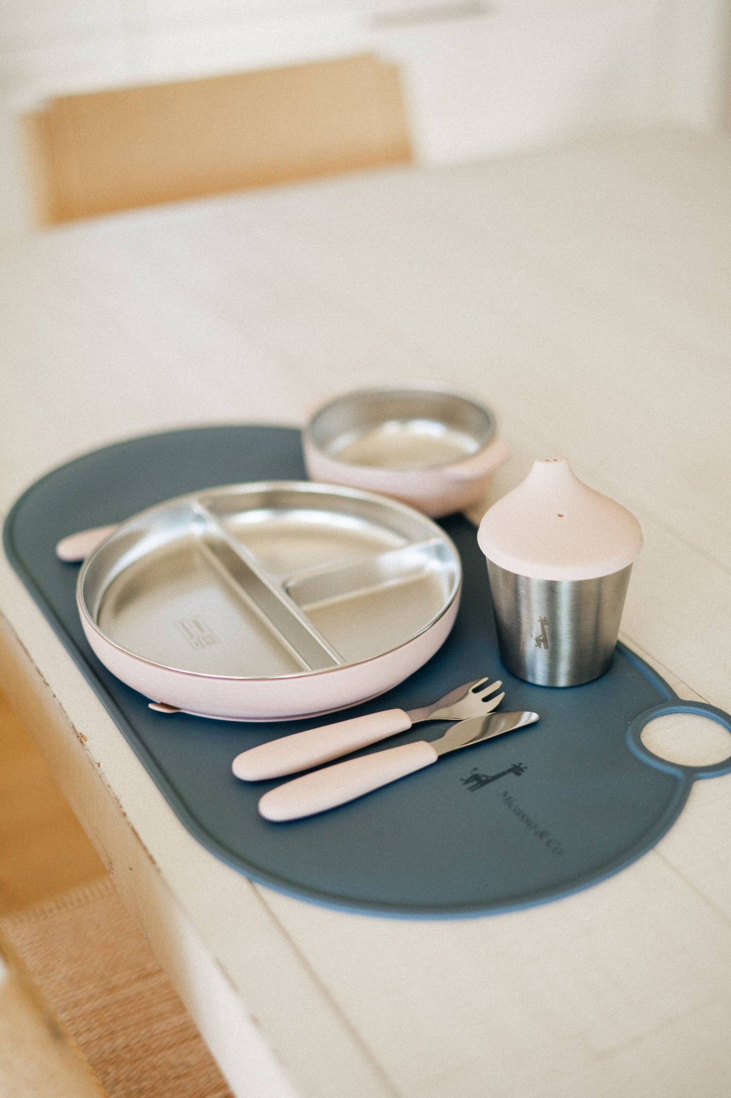 Divided suction plate – stainless steel and food-grade silicone: Blanc crème