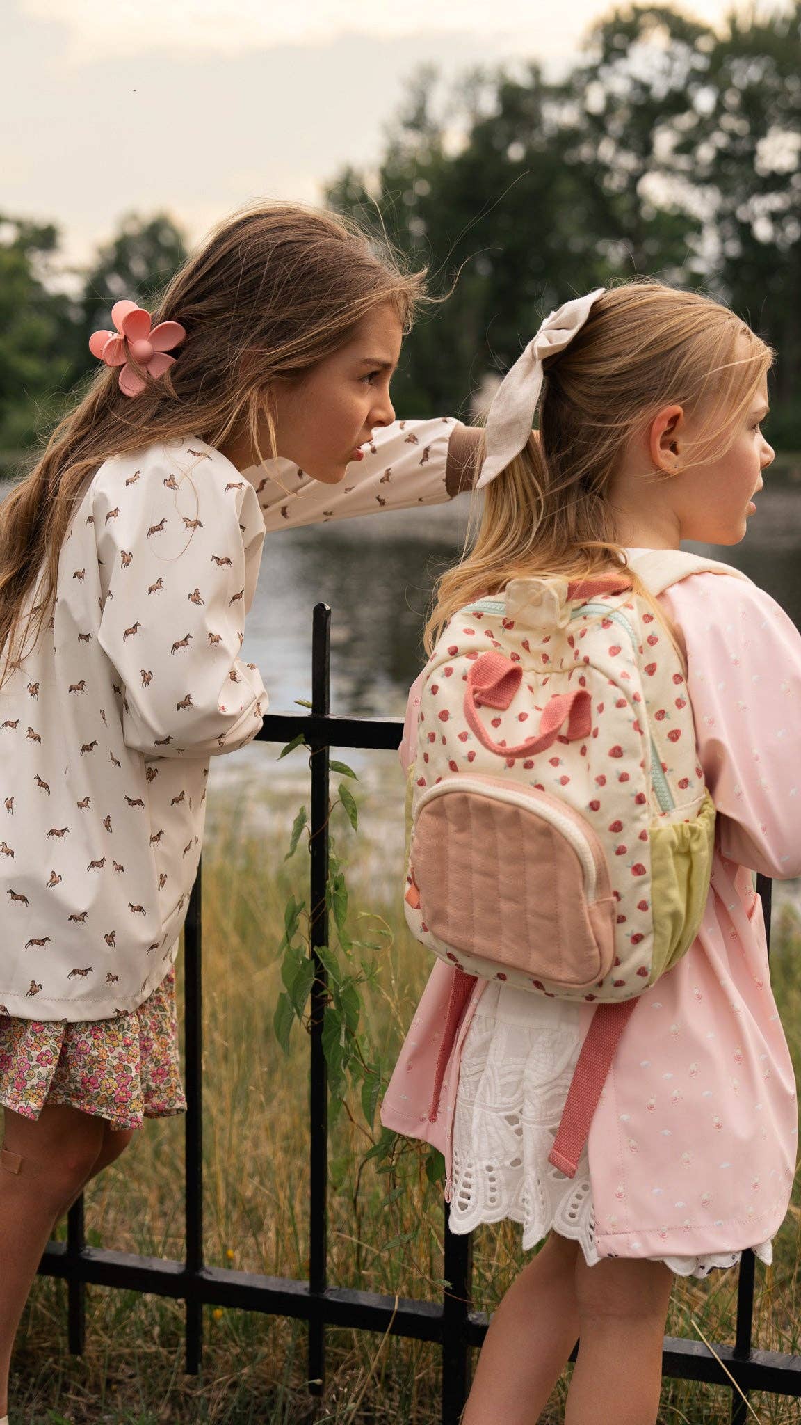 Children's waterproof artist apron: The flowers