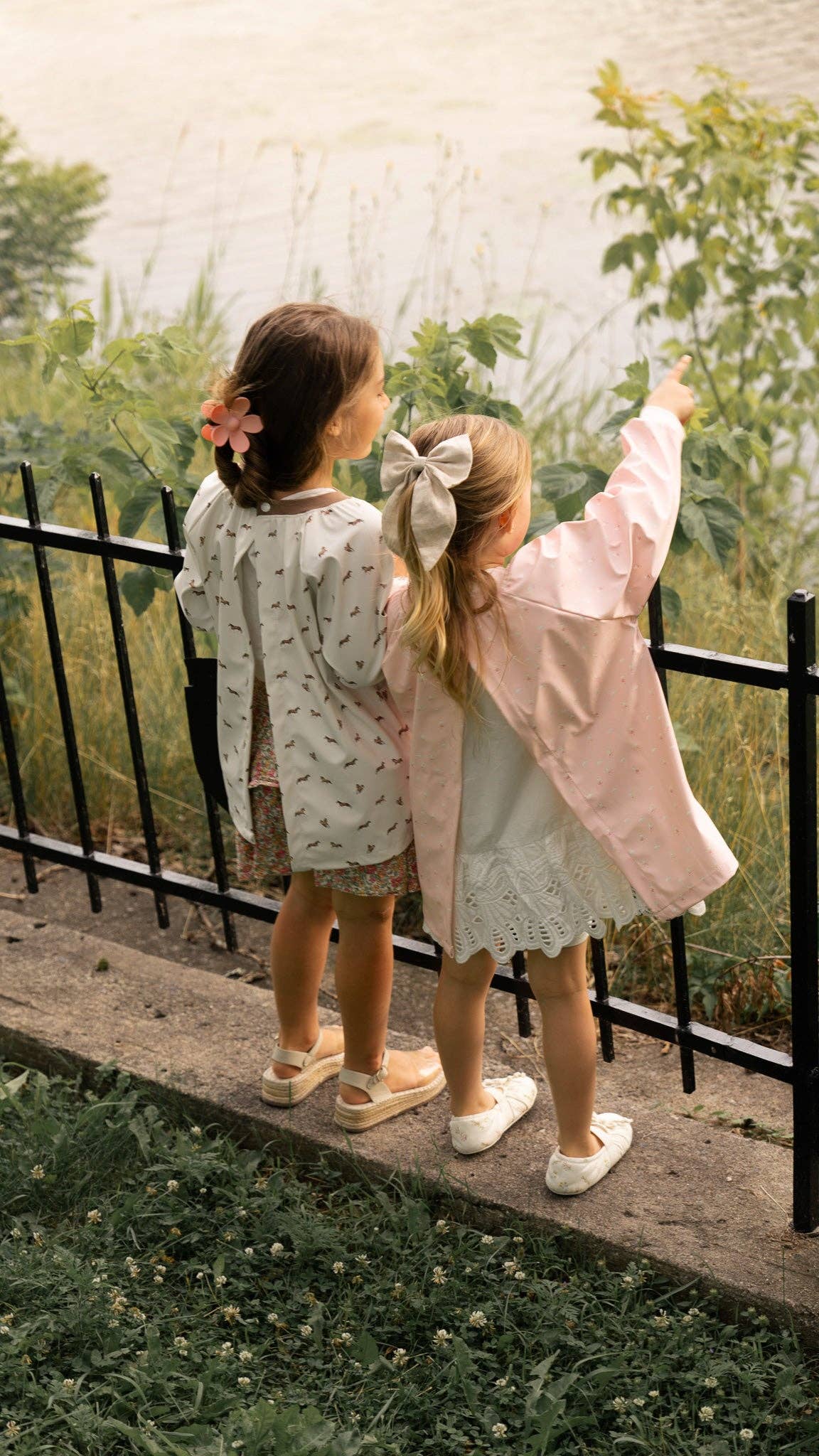 Children's waterproof artist apron: The flowers
