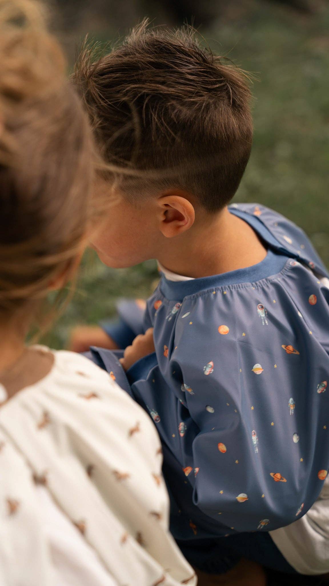 Children's waterproof artist apron: The flowers