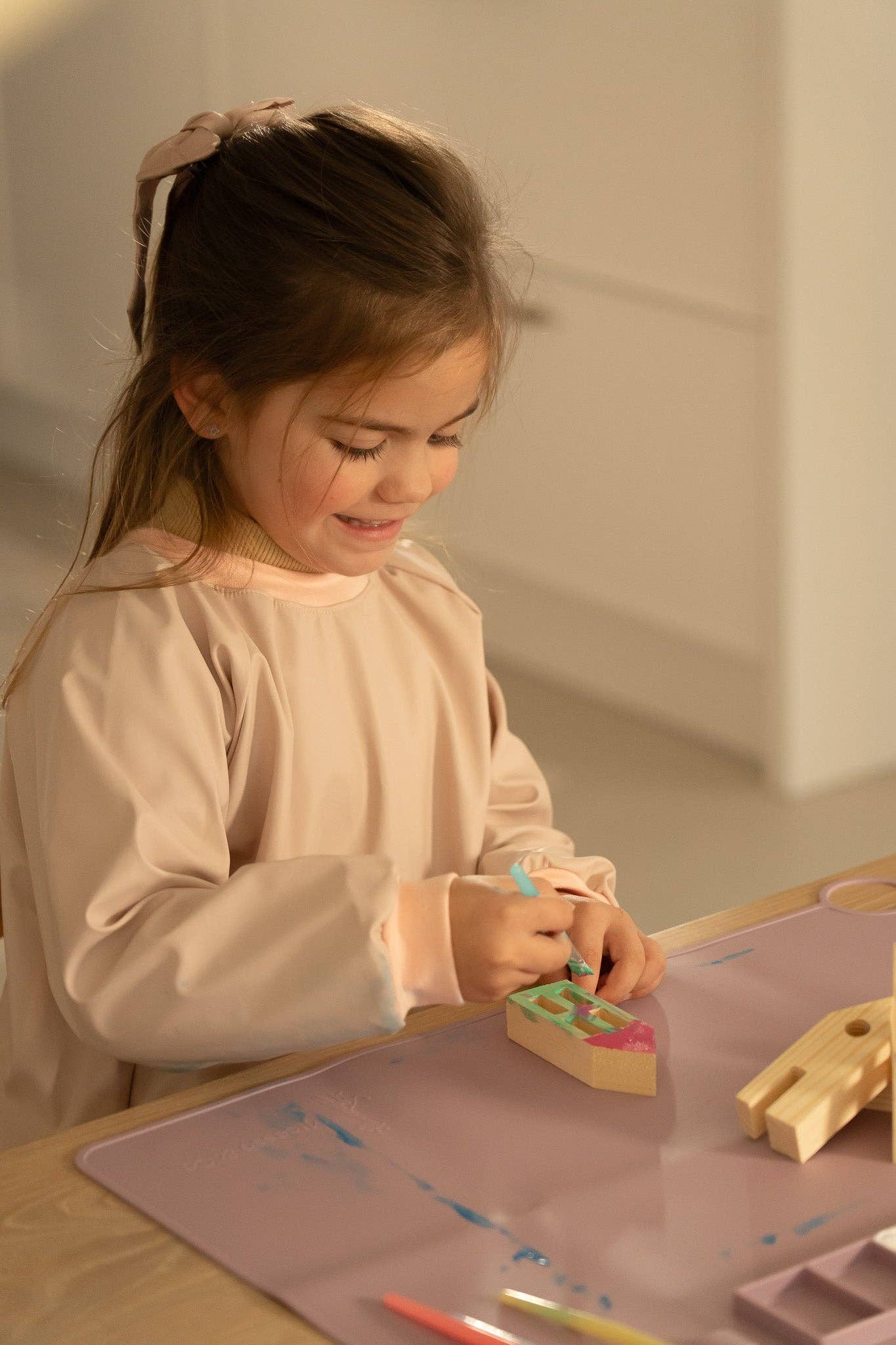 Children's waterproof artist apron: The flowers