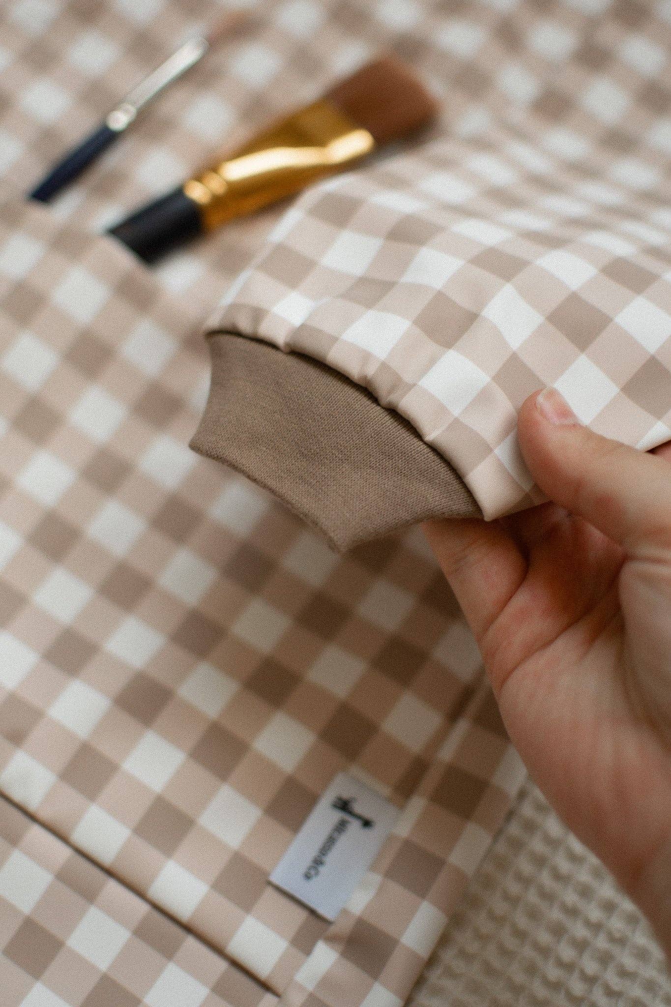 Children's waterproof artist apron: Vichy caramel
