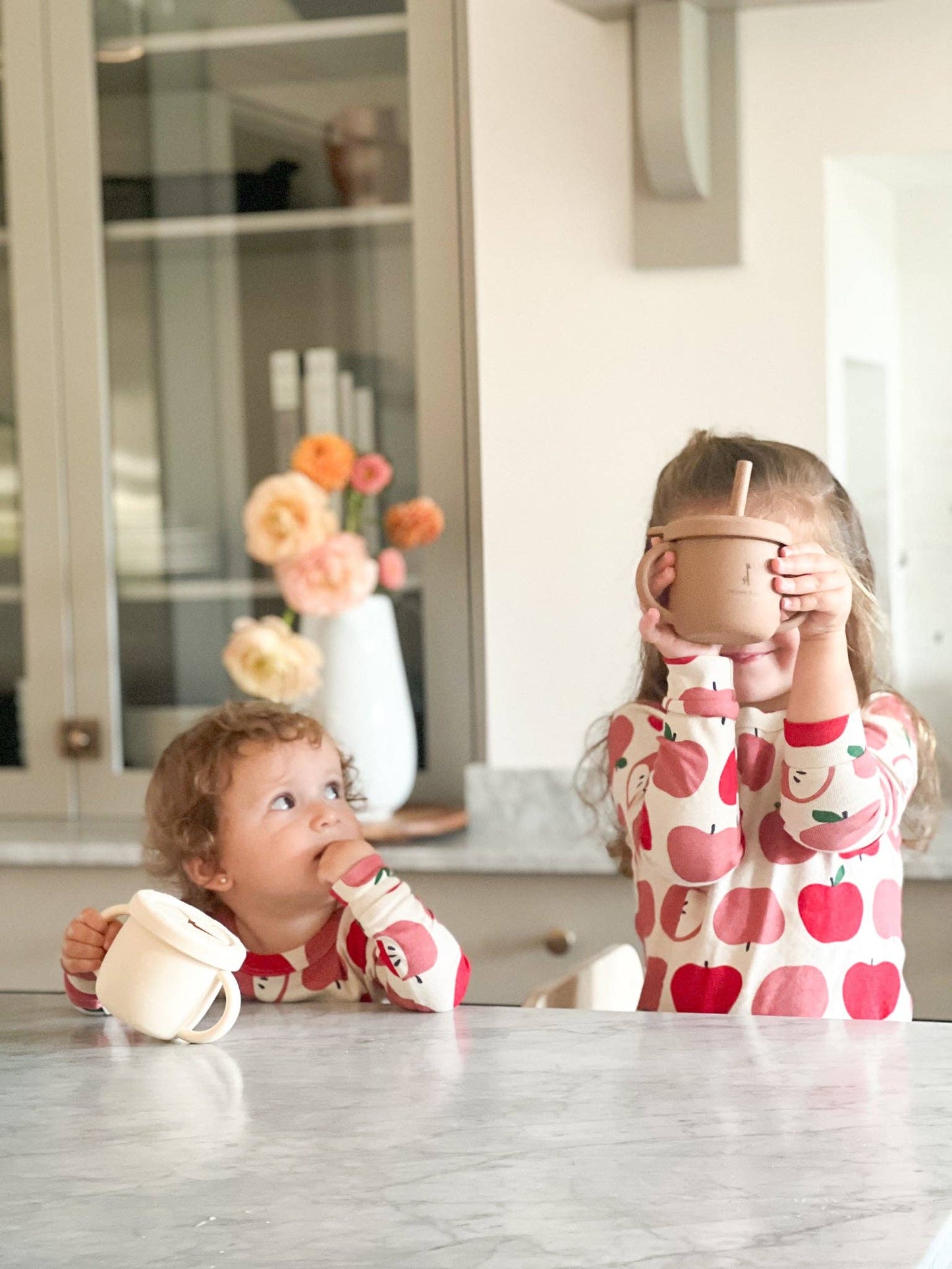 2-in-1 learning cup for snacks and liquids: Caramel