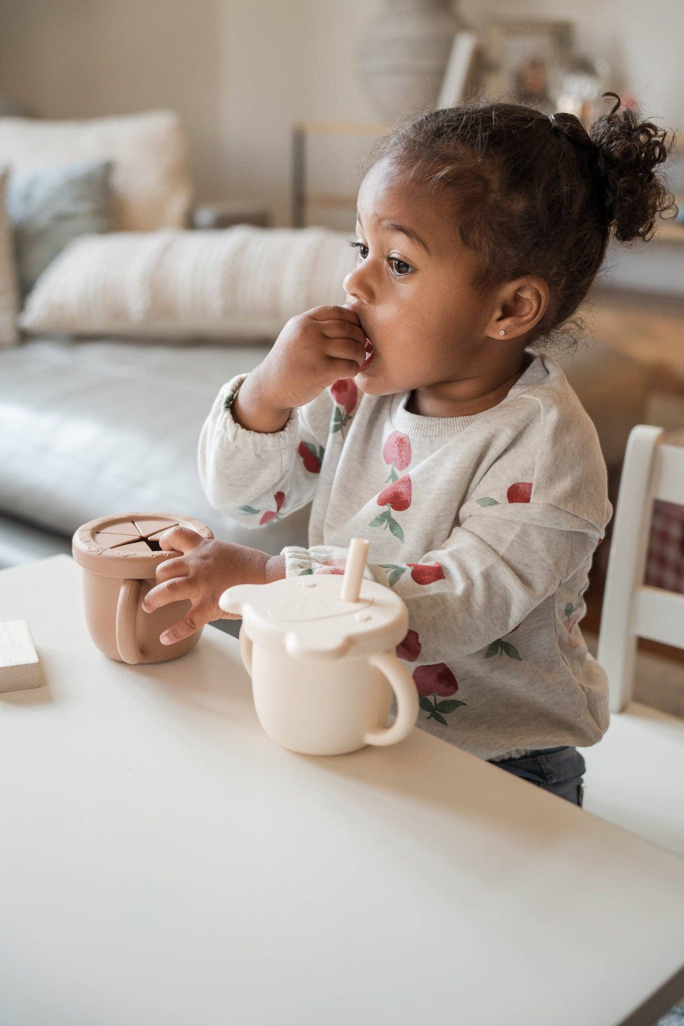 2-in-1 learning cup for snacks and liquids: Caramel
