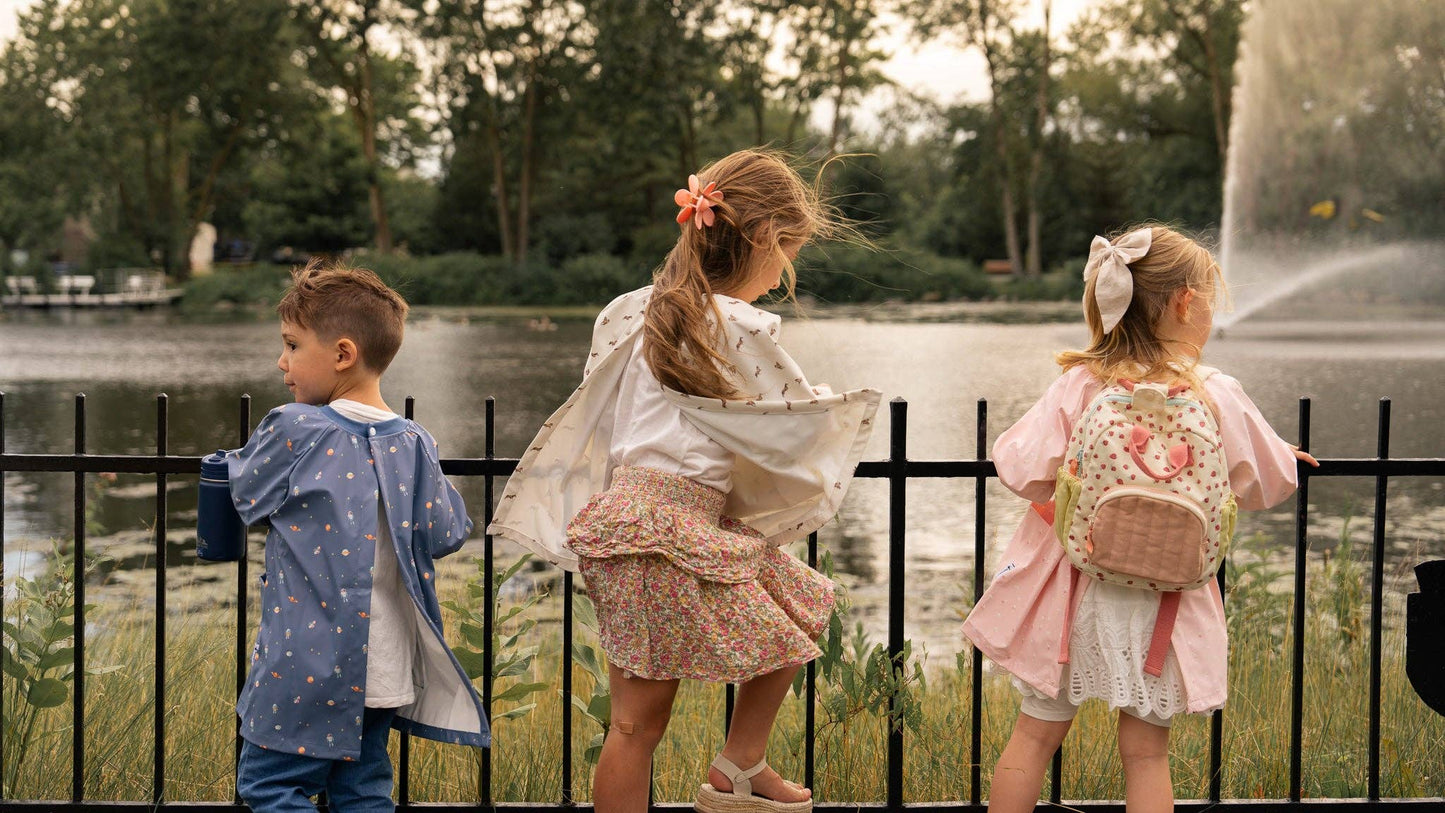Children's waterproof artist apron: The flowers