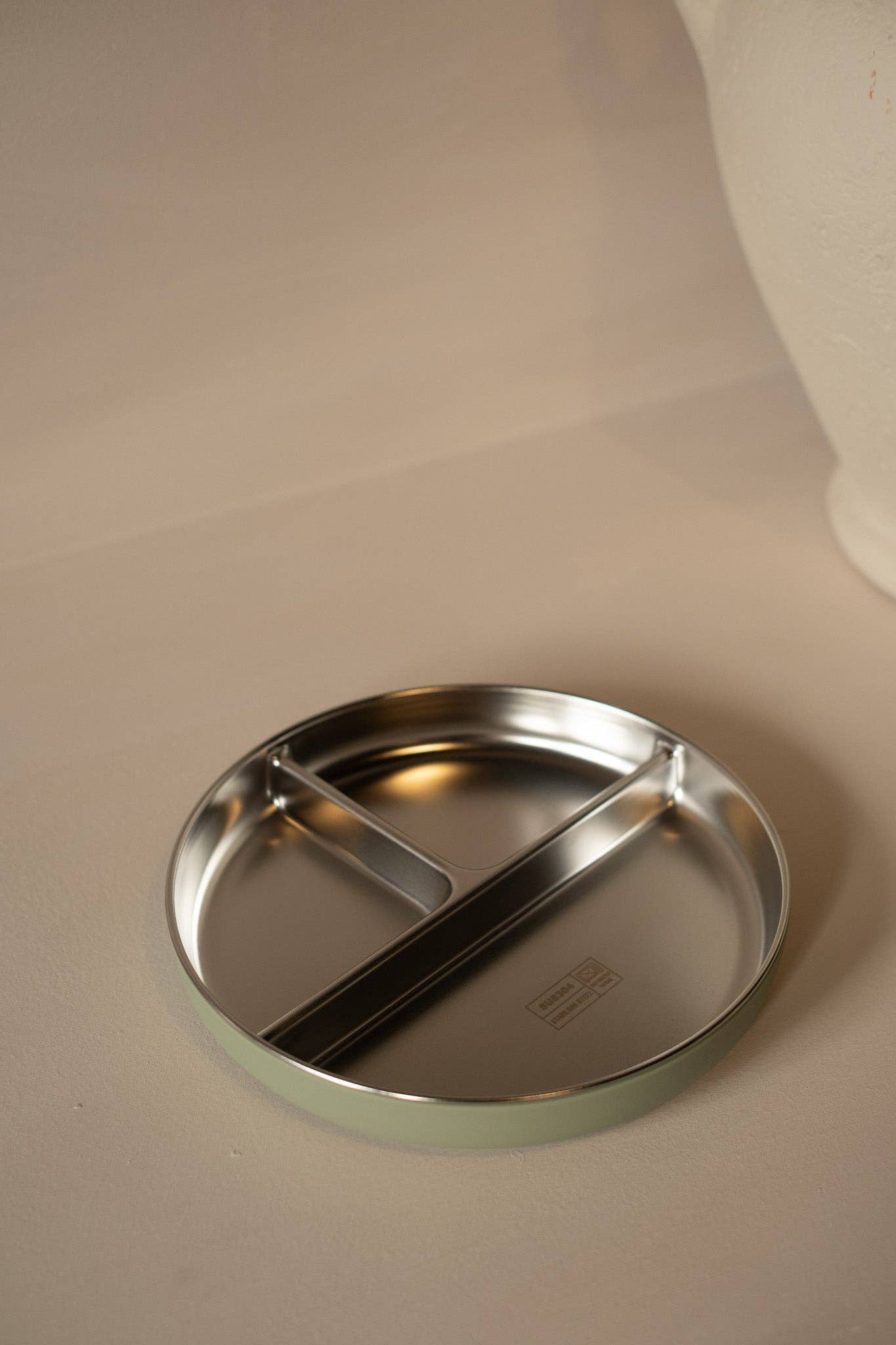 Divided suction plate – stainless steel and food-grade silicone: Blanc crème